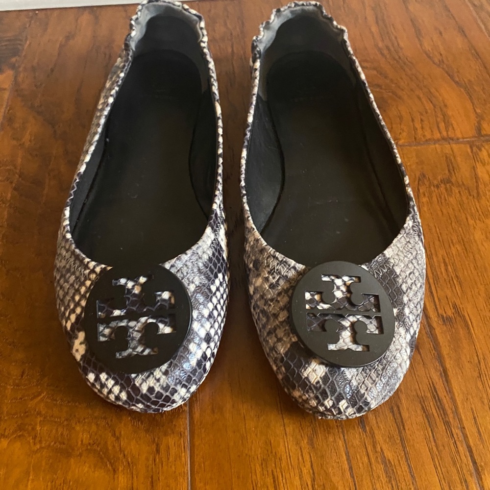Limited Edition! Tory Burch Minnie flat in Python print
